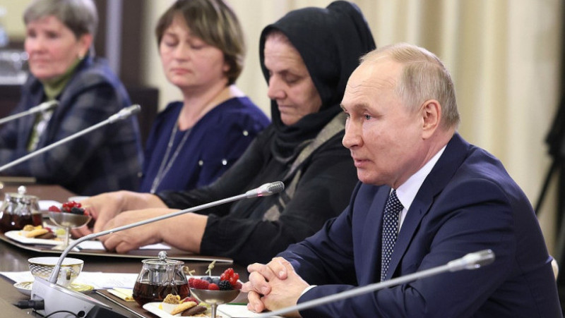 Putin s-a întâlnit cu mamele soldaților morți în Ucraina. Acestea au fost alese special de Kremlin, în timp ce alte mame protestau. Foto: Profimedia Images