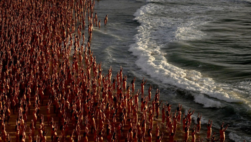Mii de australieni au pozat nud pe o plajă din Sydney. FOTO: Profimedia Images