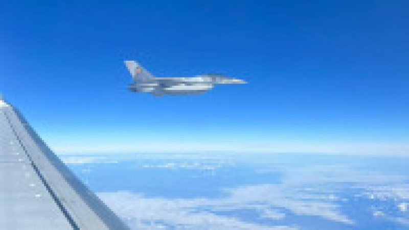 Stoltenberg a ajuns la Bucureşti cu un avion TAROM, escortat de avioane de luptă F-16 | Poza 3 din 5