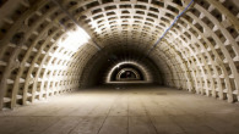 La 30 de metri sub Londra, se întind tuneluri lungi de un kilometru care, cu ajutorul tehnologiei, au fost transformate în ferme. Captură foto: Zero Carbon Farms | Poza 3 din 18