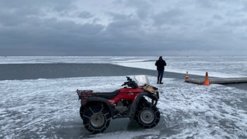 200 de pescari americani au fost salvaţi de pe un bloc de gheaţă care plutea în derivă. Foto: Facebook/ Beltrami County Sheriff's Office 