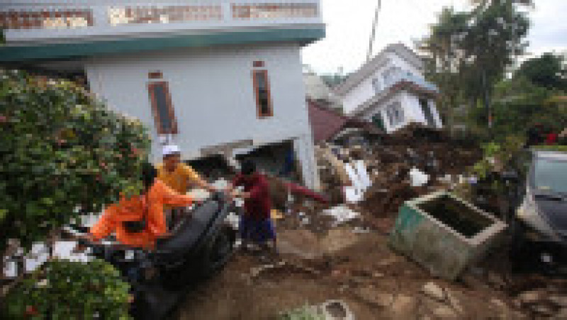 252 de morți după cutremurul de 5,6 din Indonezia. FOTO: Profimedia Images | Poza 2 din 11