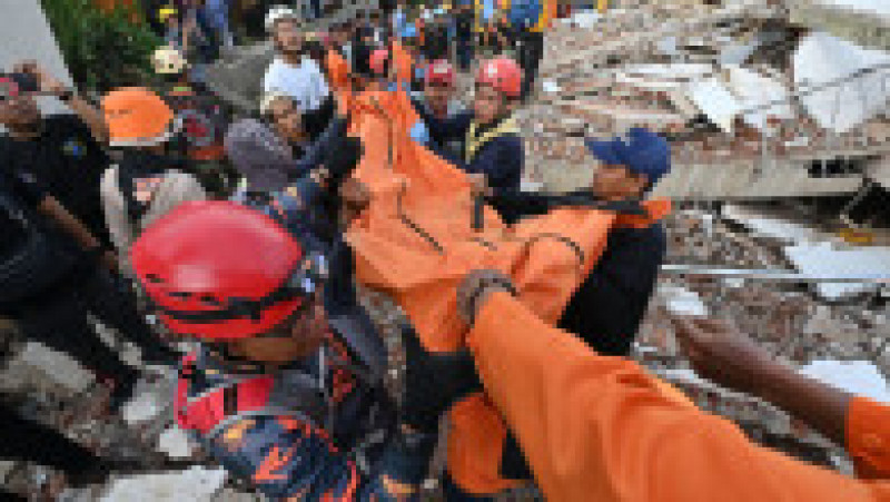 Rescue workers carry the body of a victim in Cianjur on November 22, 2022, following a 5.6-magnitude earthquake that killed at least 162 people, with hundreds injured and others missing.,Image: 739285986, License: Rights-managed, Restrictions: , Model Release: no | Poza 5 din 11