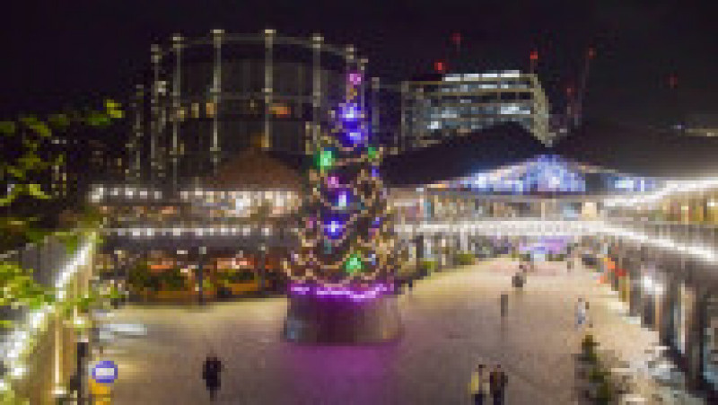 Becurile festive de Crăciun la marile târguri vor lumina mai putin timp, din cauza crizei energetice. FOTO: Profimedia Images | Poza 15 din 23