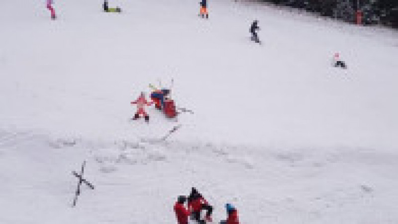 Tânăra de 17 ani a căzut cu placa de snowboard. Sursa foto: Salvamont Prahova | Poza 1 din 4