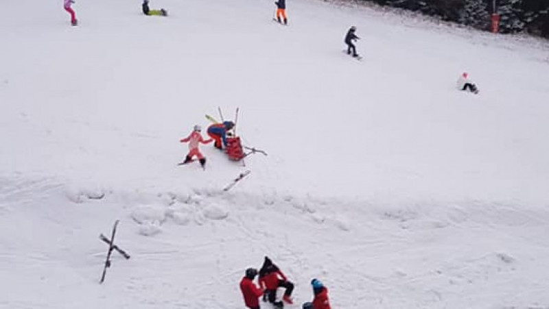 Tânăra de 17 ani a căzut cu placa de snowboard. Sursa foto: Salvamont Prahova