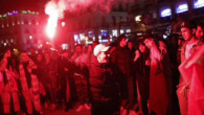 Mii de marocani au ieșit pe străzi în Spania să sărbătorească victoria la Cupa Mondială, dar au ajuns să se ia la bătaie cu poliția. FOTO: Profimedia Images | Poza 5 din 6