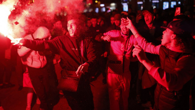 Mii de marocani au ieșit pe străzi în Spania să sărbătorească victoria la Cupa Mondială, dar au ajuns să se ia la bătaie cu poliția. FOTO: Profimedia Images