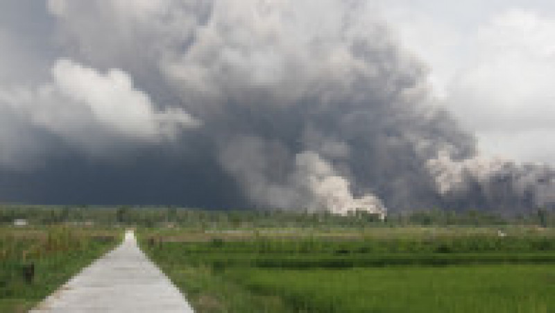 Vulcanul Semeru din Indonezia a erupt, degajând un nor colosal de cenuşă. Foto; Profimedia | Poza 1 din 5