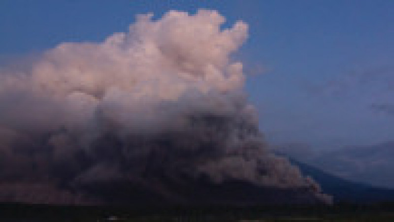 Vulcanul Semeru din Indonezia a erupt, degajând un nor colosal de cenuşă. Foto; Profimedia | Poza 4 din 5