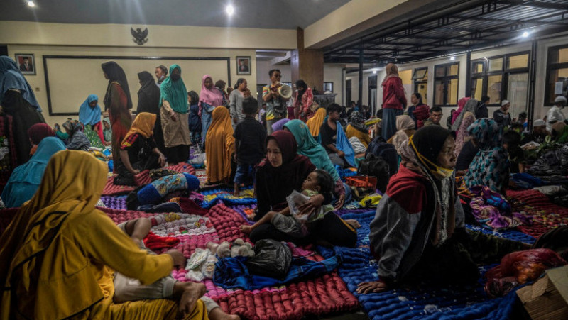 Mii de locuitori din provincia indoneziană Java de Est sunt în alertă maximă după erupţia violentă a vulcanului Semeru. FOTO: Profimedia Images