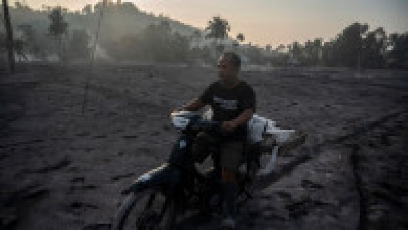Mii de locuitori din provincia indoneziană Java de Est sunt în alertă maximă după erupţia violentă a vulcanului Semeru. FOTO: Profimedia Images | Poza 3 din 13