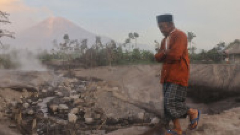 Mii de locuitori din provincia indoneziană Java de Est sunt în alertă maximă după erupţia violentă a vulcanului Semeru. FOTO: Profimedia Images | Poza 11 din 13