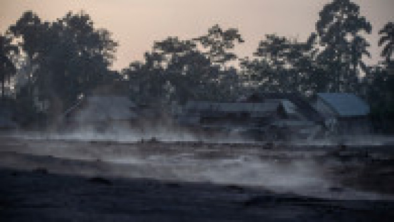 Mii de locuitori din provincia indoneziană Java de Est sunt în alertă maximă după erupţia violentă a vulcanului Semeru. FOTO: Profimedia Images | Poza 10 din 13