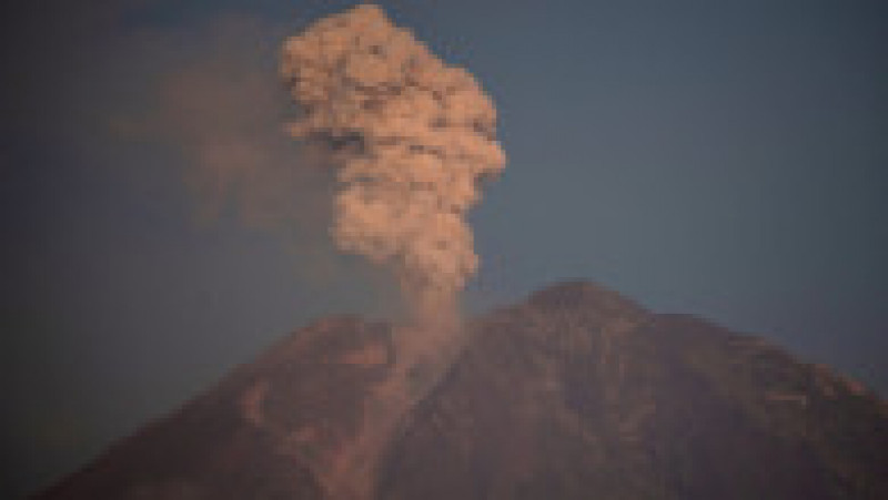 Mii de locuitori din provincia indoneziană Java de Est sunt în alertă maximă după erupţia violentă a vulcanului Semeru. FOTO: Profimedia Images | Poza 8 din 13