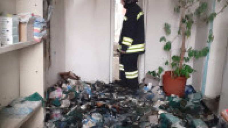 Incendiul a pornit de la un panou electric și s-a extins la magazia școlii. Sursa foto: ISU Bacău | Poza 3 din 3