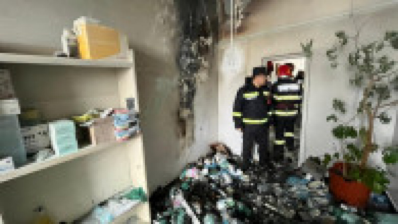 Incendiul a pornit de la un panou electric și s-a extins la magazia școlii. Sursa foto: ISU Bacău | Poza 1 din 3