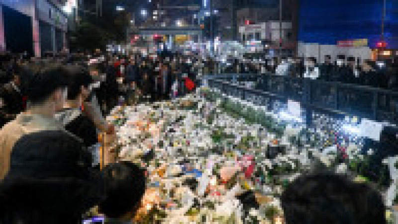 Majoritatea celor 158 de oameni morți în busculada din 29 octombrie erau tineri și adolescenți, zeci de mii de oameni adunându-se în districtul Itaewon din Seul pentru a sărbători Halloween-ul. Sursa foto: Profimedia Images | Poza 21 din 34