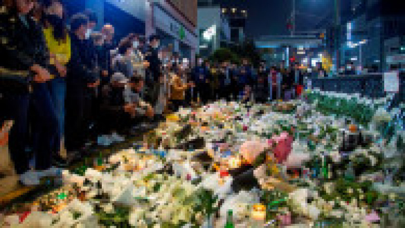 Majoritatea celor 158 de oameni morți în busculada din 29 octombrie erau tineri și adolescenți, zeci de mii de oameni adunându-se în districtul Itaewon din Seul pentru a sărbători Halloween-ul. Sursa foto: Profimedia Images | Poza 22 din 34