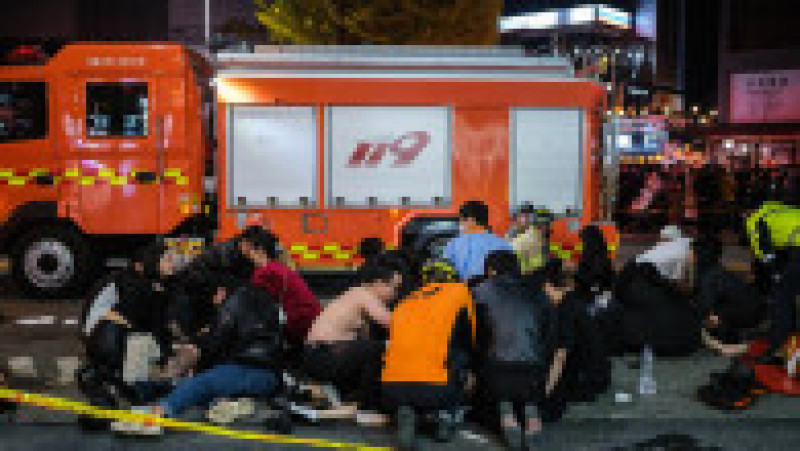 Majoritatea celor 158 de oameni morți în busculada din 29 octombrie erau tineri și adolescenți, zeci de mii de oameni adunându-se în districtul Itaewon din Seul pentru a sărbători Halloween-ul. Sursa foto: Profimedia Images | Poza 18 din 34