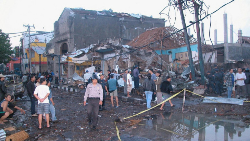 Peste 200 de oameni din 21 de țări au murit în exploziile petrecute la două cluburi de noapte din Bali pe 12 octombrie 2002. Sursa foto: Profimedia Images