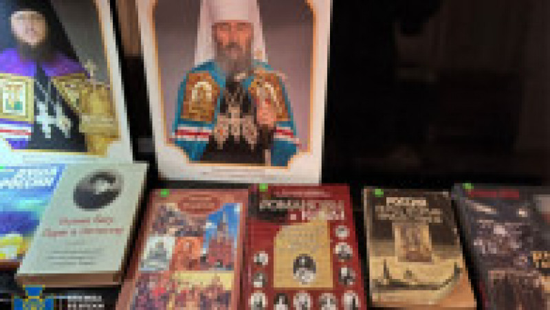 Conducerea serviciului de informații al Ucrainei (SBU) a transmis că agenții săi au depistat în interiorul bisericilor ortodoxe ruse din estul țării mai multe articole de propagandă de la Kremlin FOTO: SBU | Poza 6 din 21