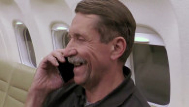 Viktor Bout în avion, după eliberare, vorbind la telefon. Foto: Profimedia | Poza 12 din 13