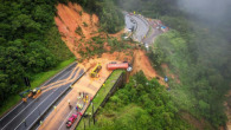 O alunecare de teren uriașă a distrus o autostradă din Brazilia. Foto: Profimedia Images | Poza 7 din 7