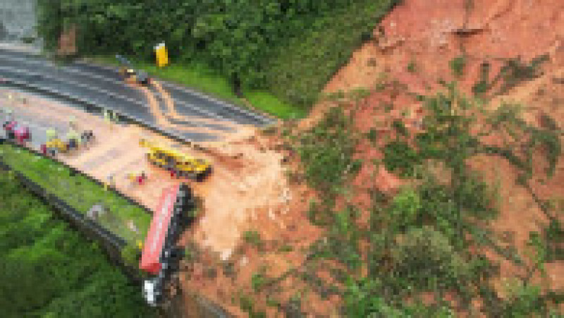 O alunecare de teren uriașă a distrus o autostradă din Brazilia. Foto: Profimedia Images | Poza 2 din 7