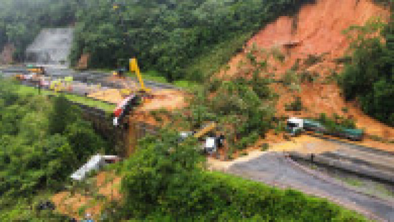 O alunecare de teren uriașă a distrus o autostradă din Brazilia. Foto: Profimedia Images | Poza 4 din 7