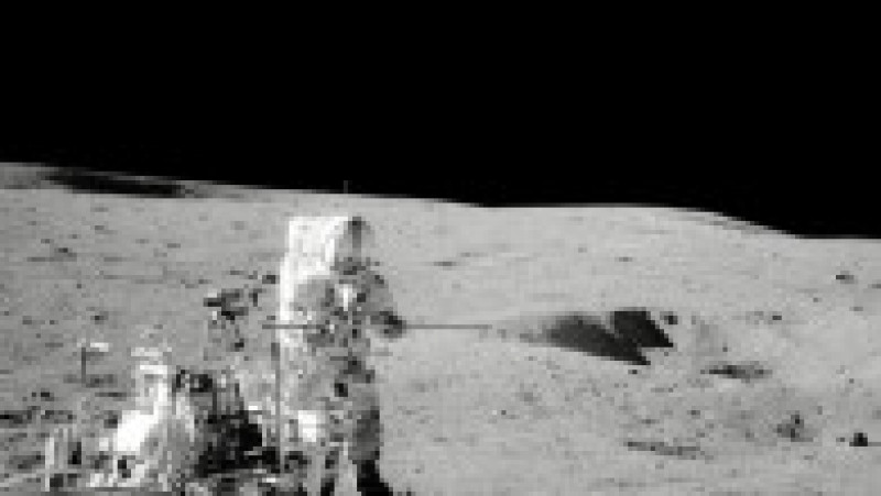 După două încercări eșuate, prima lovitură a lui Shepard a aruncat mingea de golf într-un crater din apropiere. Foto: Profimedia Images | Poza 8 din 14