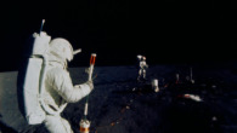 Astronautul Edgar Mitchell desfășoară un experiment seismic - prima activitate extravehiculară a echipajului Apollo 14. Alan Shepard se vede pe fundalul imaginii. Foto: Profimedia Images | Poza 6 din 14