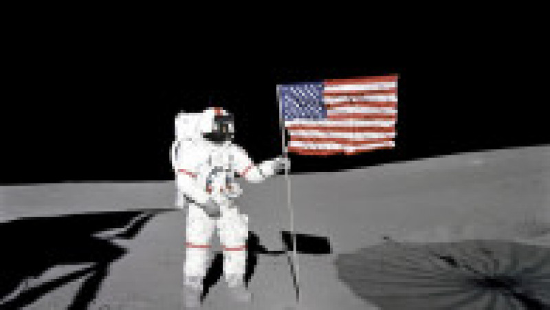 Alan Shepard, lângă steagul Statelor Unite înfipt pe suprafața Lunii. Umbra din față îi aparține astronautului Edgar Mitchell. Foto: Profimedia Images | Poza 3 din 14
