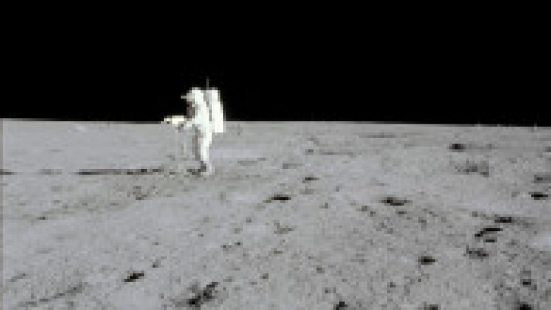 Astronatul Edgar Mitchell manevrează o cameră de filmat în timpul activităților extravehiculare. Foto: Profimedia Images | Poza 7 din 14