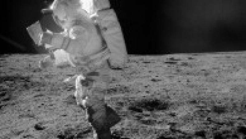 Din echipajul misiunii Apollo 14, doar astronautii Alan Shepard și Edgar Mitchell (în poză) au călcat pe Lună. Cel de-al treilea, Stuart Roosa, a rămas în orbită în jurul Lunii în Modulul de Comandă și Serviciu. Foto: Profimedia Images | Poza 9 din 14