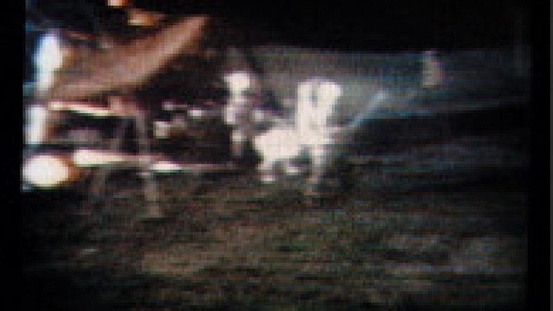 Comandantul misiunii Apollo 14, Alan Shepard, filmat în timp ce juca golf pe Lună cu crosa improvizată și minigile pe care le-a ascuns în costumul de astronaut. Foto: Profimedia Images | Poza 4 din 14