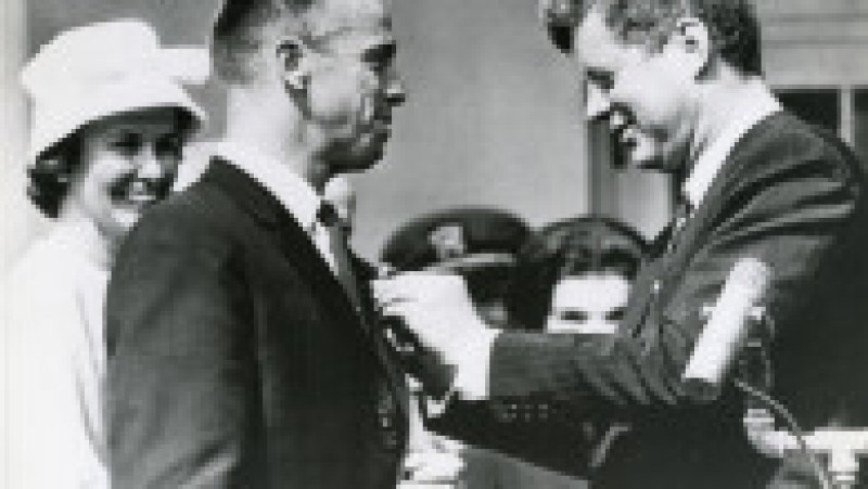 Președintele american John F. Kennedy îl decorează cu o Medalia Serviciului Național de Administrație Aeronautică și Spațială pe comandantul misiunii Apollo 14, Alan Shepard. Foto: Profimedia Images | Poza 14 din 14