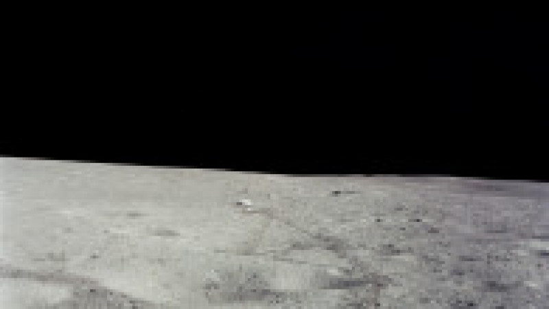 Imagine de pe suprafața Lunii în care se poate vedea crosa de golf improvizată (centru-stânga) folosită de Alan Shepard. Foto: Profimedia Images | Poza 10 din 14