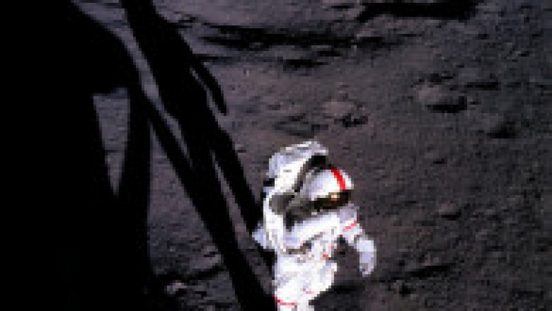 Comandantul misiunii Alan Shepard, fotografiat prin fereastra Modulului Lunar de astronautul Edgar Mitchell. Foto Profimedia Images | Poza 5 din 14