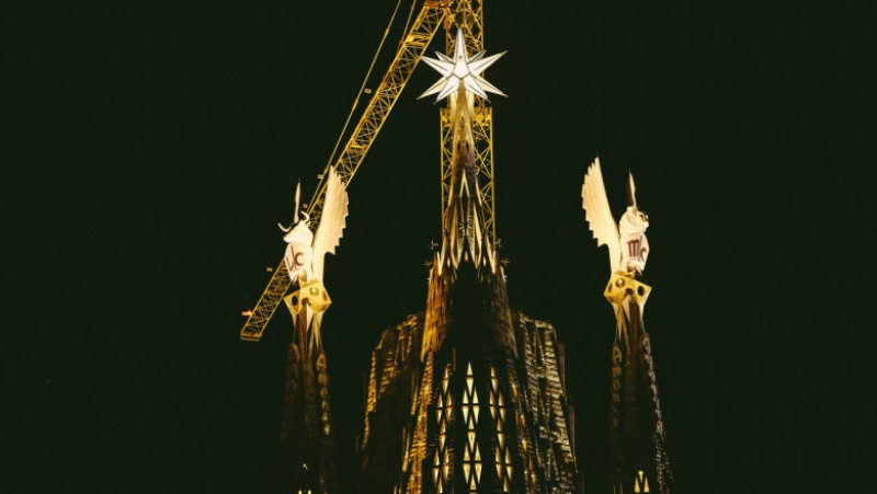 La Sagrada Familia din Barcelona: Turnurile Evangheliștilor Luca și Marcu au fost iluminate pentru prima oară. Foto: Profimedia Images 