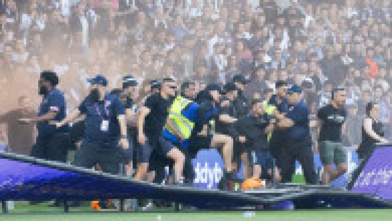 Meci suspendat în prima ligă din Australia, după ce un jucător a fost atacat de suporteri. FOTO: Profimedia Images | Poza 1 din 4