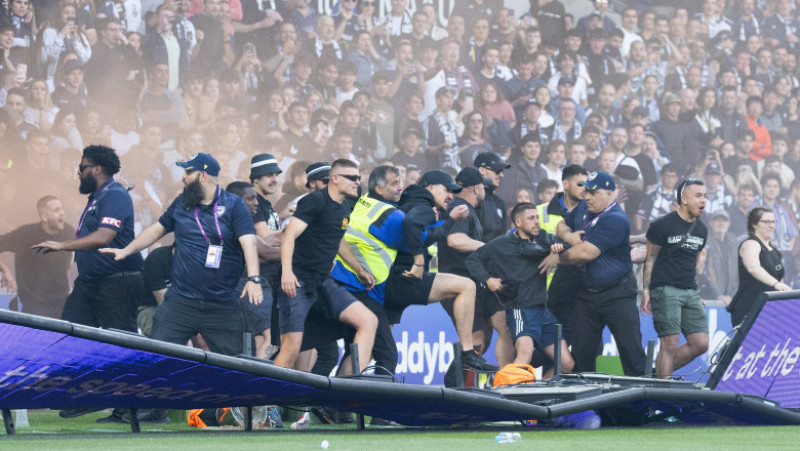 Meci suspendat în prima ligă din Australia, după ce un jucător a fost atacat de suporteri. FOTO: Profimedia Images