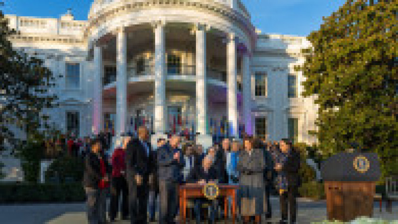 Joe Biden semnează legea care protejează căsătoriile între persoane de același sex. Foto: Twitter/ White House | Poza 4 din 5