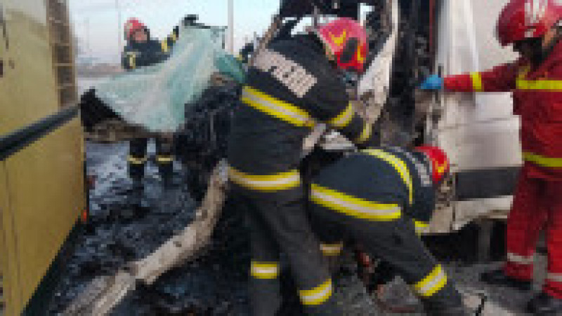 Șoferul a fost scos din autoutilitară de pompieri. Sursa foto: IPJ Galați | Poza 3 din 6