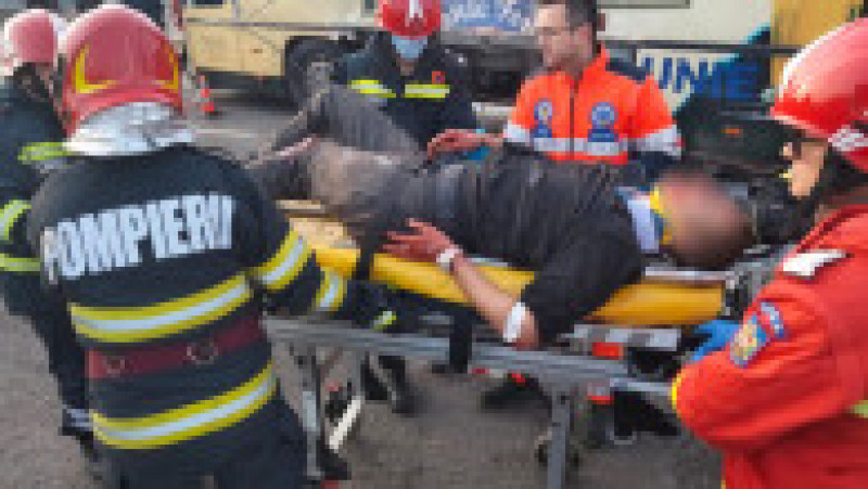 Șoferul autoutilitarei a fost preluat de un elicopter SMURD. Sursa foto: IPJ Galați | Poza 6 din 6