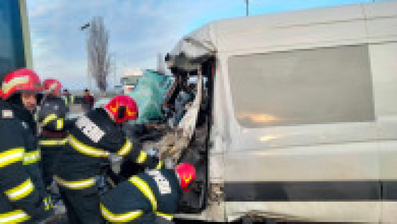 În urma impactului, șoferul autoutilitarei a rămas încarcerat. Sursa foto: IPJ Galați | Poza 1 din 6