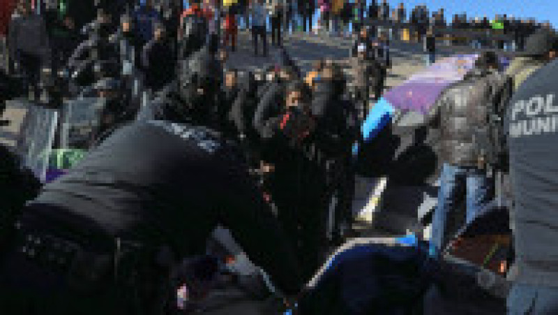 Mii de migranți așteaptă la frontiera dintre Mexic și SUA. Foto: Profimedia Images | Poza 1 din 7