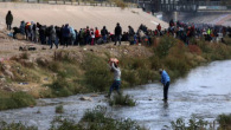 Mii de migranți așteaptă la frontiera dintre Mexic și SUA. Foto: Profimedia Images | Poza 4 din 7