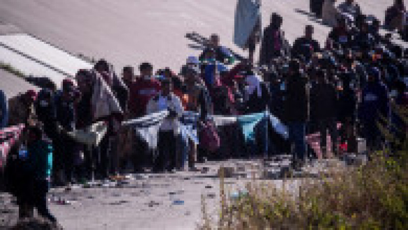 Mii de migranți așteaptă la frontiera dintre Mexic și SUA. Foto: Profimedia Images | Poza 7 din 7