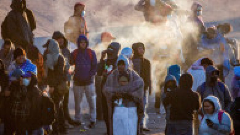 Mii de migranți așteaptă la frontiera dintre Mexic și SUA. Foto: Profimedia Images | Poza 6 din 7